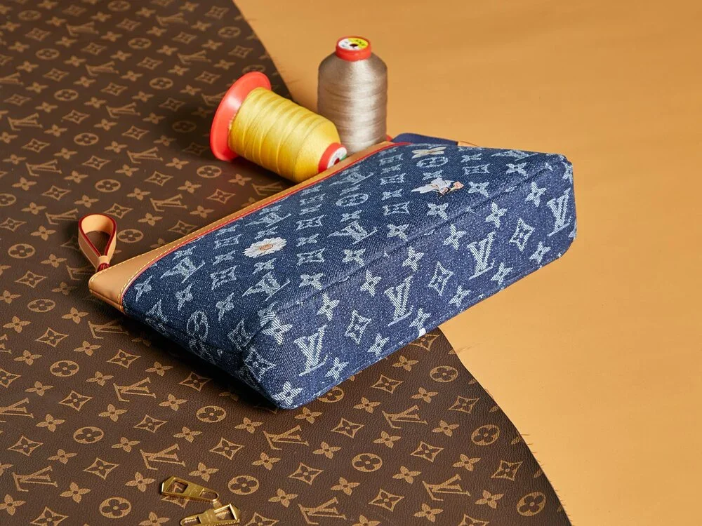 LOUIS VUITTON. dimensions 30